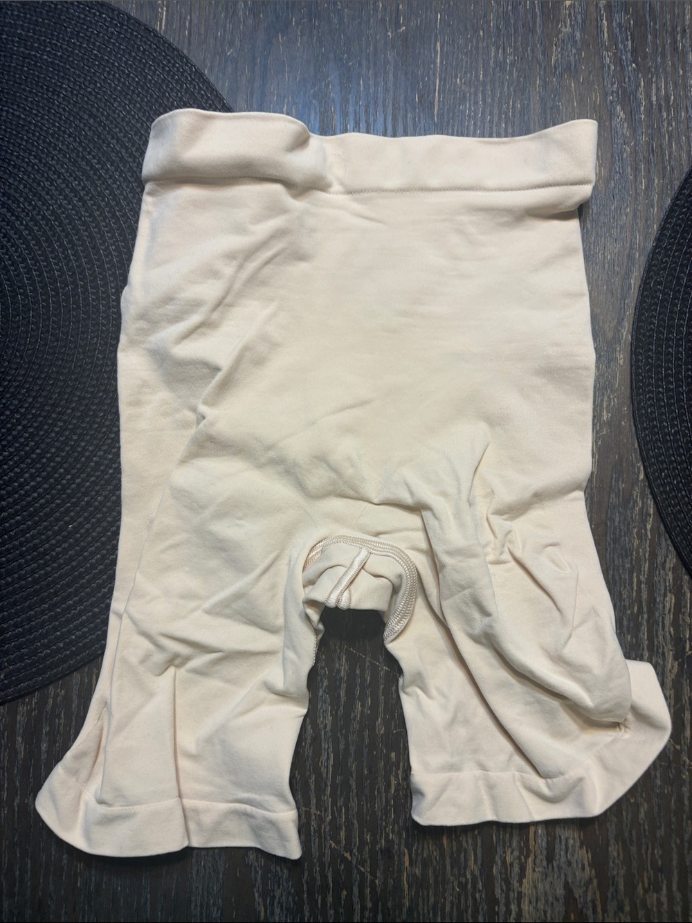 SKIMS sand medium mid thigh sculpt Shorts (smokers)